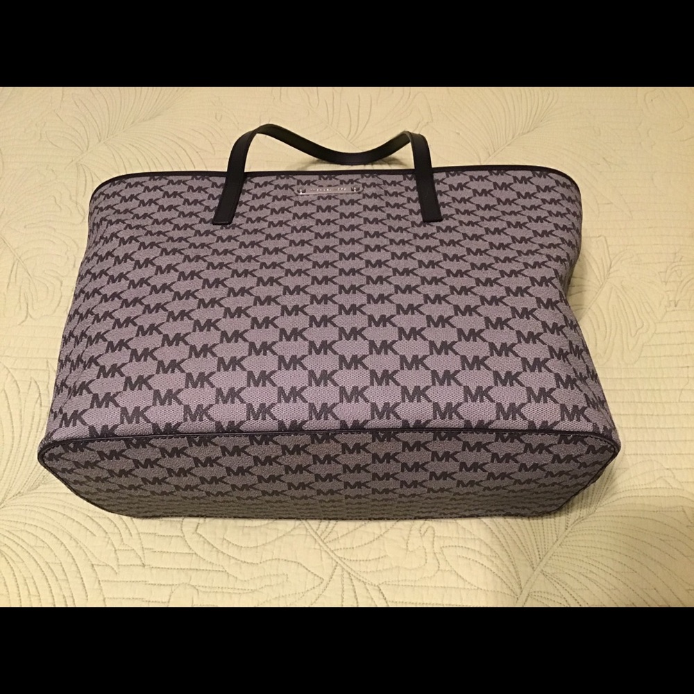 Michael Kors Bucket Bag Zippered Top Authentic - Picture 5 of 7